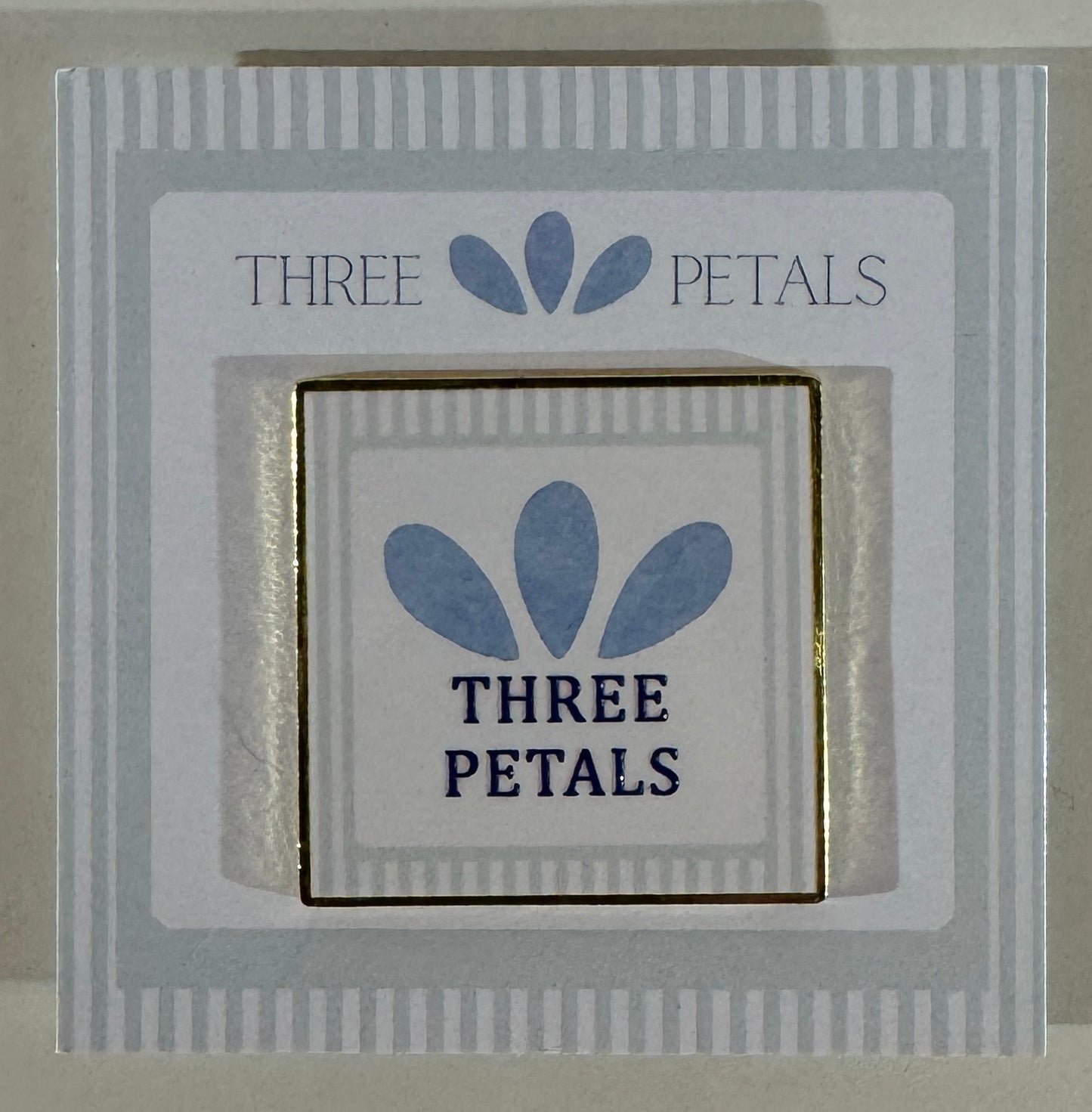 Three Petals Needleminder